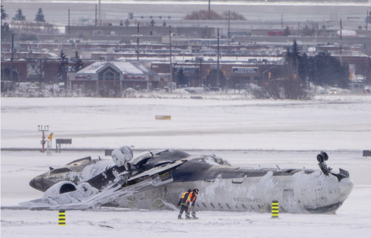 Identifican la misteriosa causa del accidente del avión que se volcó al aterrizar en Toronto